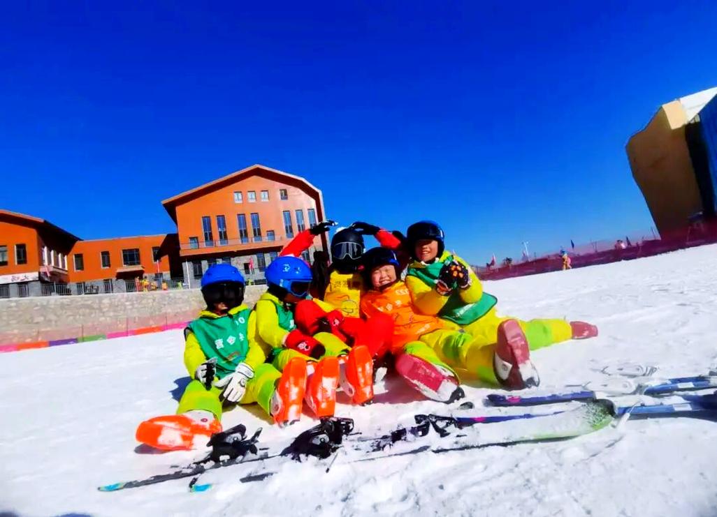 介绍冬令营滑雪的文案